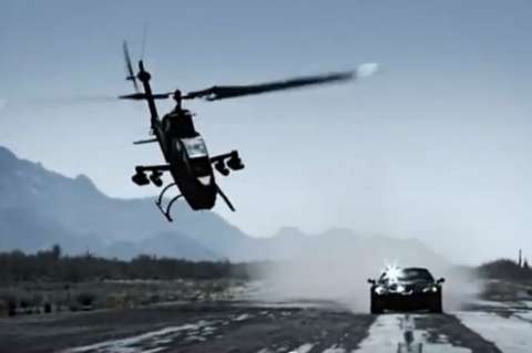 Helicóptero de combate se fue al suelo mientras competía en una carrera