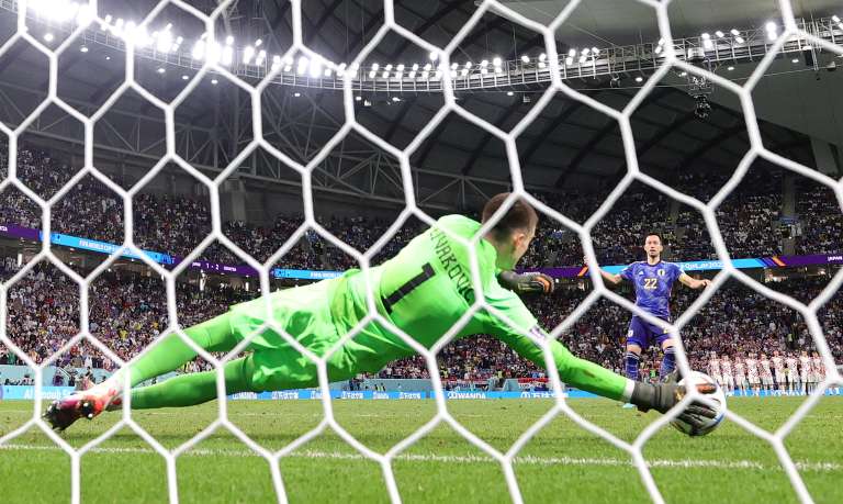 Al Wakrah (Qatar), 05/12/2022.- Goalkeeper Dominik Livakovic of Croatia saving the penalty of Maya Yoshida of Japan during the penalty shoot out during the FIFA World Cup 2022 round of 16 soccer match between Japan and Croatia at Al Janoub Stadium in Al Wakrah, Qatar, 05 December 2022. (Mundial de Fútbol, Croacia, Japón, Catar) EFE/EPA/Friedemann Vogel