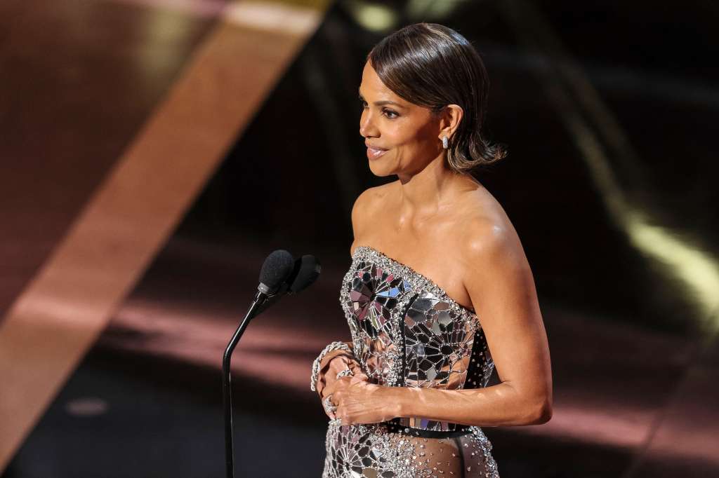 LOS ANGELES (United States), 03/03/2025.- Halle Berry on stage during the 97th annual Academy Awards ceremony at the Dolby Theatre in the Hollywood neighborhood of Los Angeles, California, USA, 02 March 2025. EFE/EPA/ALLISON DINNER