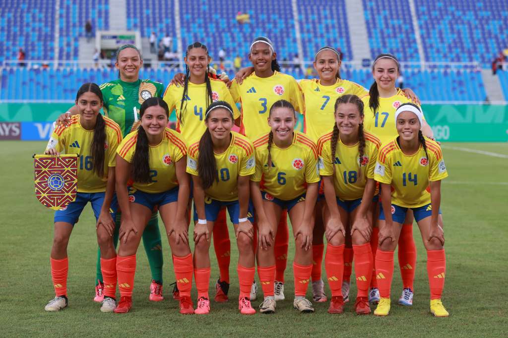 . SANTO DOMINGO (REPÚBLICA DOMINICANA), 22/10/2024.- Jugadoras de Colombia forman este martes, en un partido de la Copa Mundial Femenina sub-17 entre las selecciones de Colombia y España en el estadio Olímpico Félix Sánchez en Santo Domingo (República Dominicana). EFE/ Orlando Barría