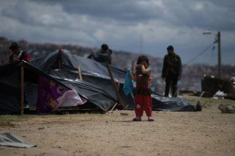 Distrito responde a polémica por video de niños Embera lavando tapabocas en las calles de Bogotá