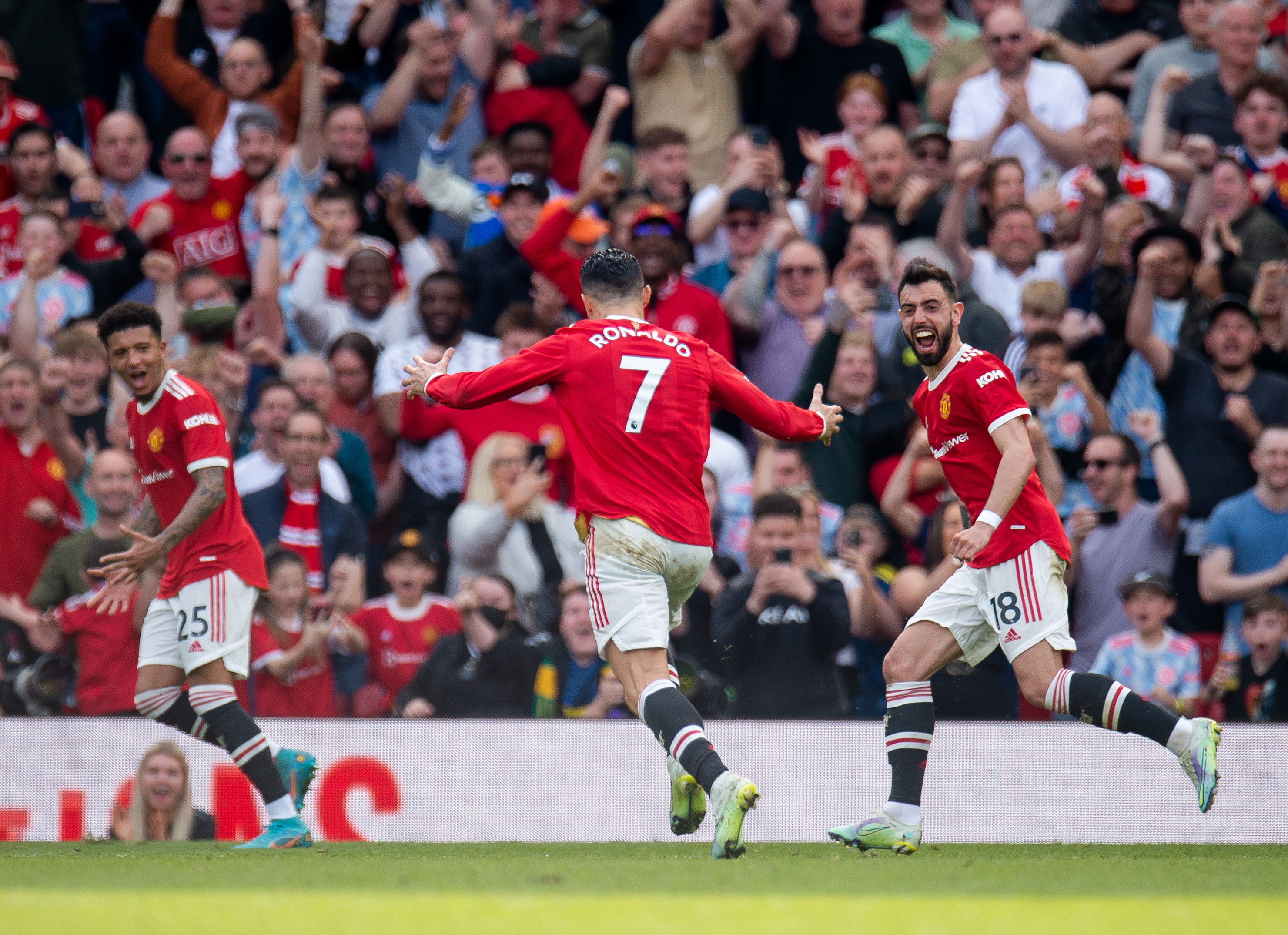 Manchester (United Kingdom), 16/04/2022.- Manchester United's Cristiano Ronaldo (C) celebrates scoring his hat-trick goal and the fifth goal making the score 3-2 during the English Premier League soccer match between Manchester United vs Norwich at Old Trafford, Manchester, Britain, 16 April 2022. (Reino Unido) EFE/EPA/PETER POWELL EDITORIAL USE ONLY. No use with unauthorized audio, video, data, fixture lists, club/league logos or 'live' services. Online in-match use limited to 120 images, no video emulation. No use in betting, games or single club/league/player publications