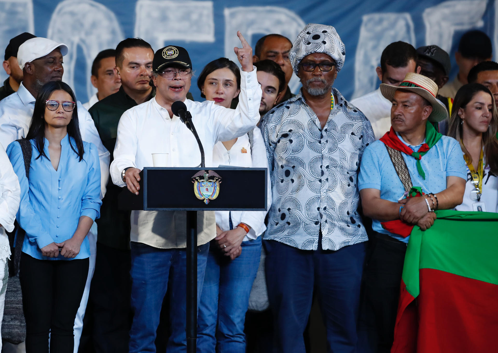 AME5411. CALI (COLOMBIA), 11/06/2025.- El presidente de Colombia, Gustavo Petro, pronuncia un discurso este miércoles, en la Plaza de San Francisco en Cali (Colombia). Petro justificó la consulta popular que convocó por decreto para el próximo 7 de agosto como "una necesidad" para la construcción del Estado social de derecho, comenzando por la reforma laboral. EFE/ Ernesto Guzmán