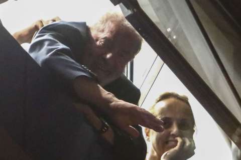 "Tira esa basura por la ventana": le dijeron al piloto que llevaba a Lula
