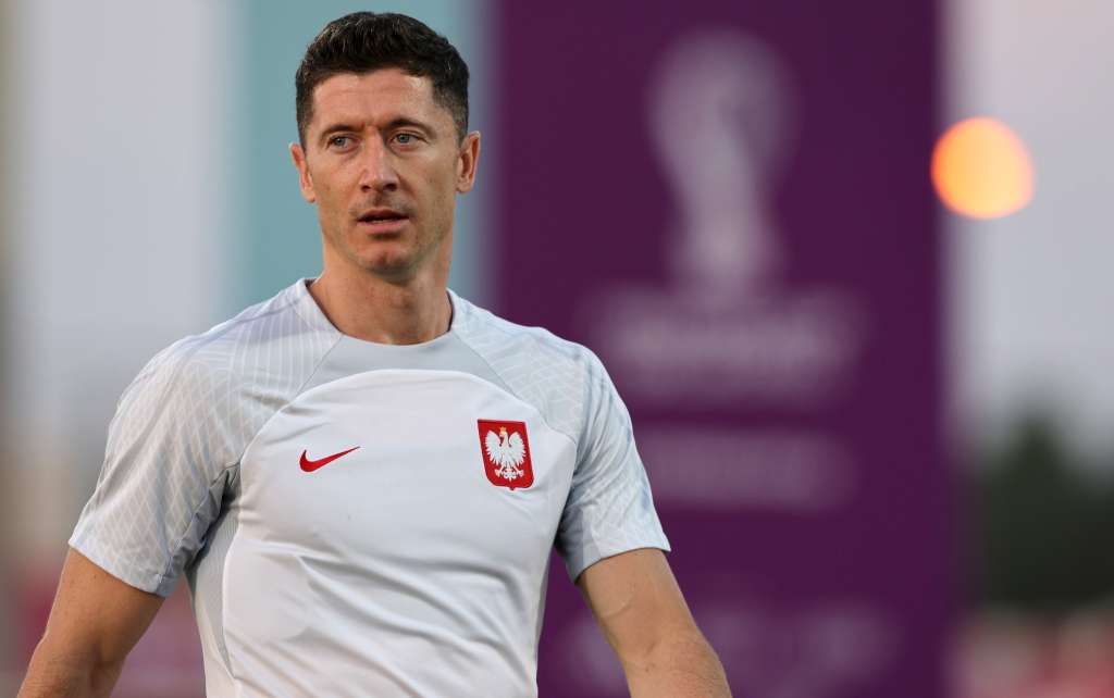 Doha (Qatar), 21/11/2022.- Poland forward Robert Lewandowski during a training session of the Polish team in Doha, Qatar, 21 November 2022. Poland will face Mexico in group C of the FIFA World Cup 2022 on 22 November. (Mundial de Fútbol, Polonia, Catar) EFE/EPA/Tolga Bozoglu