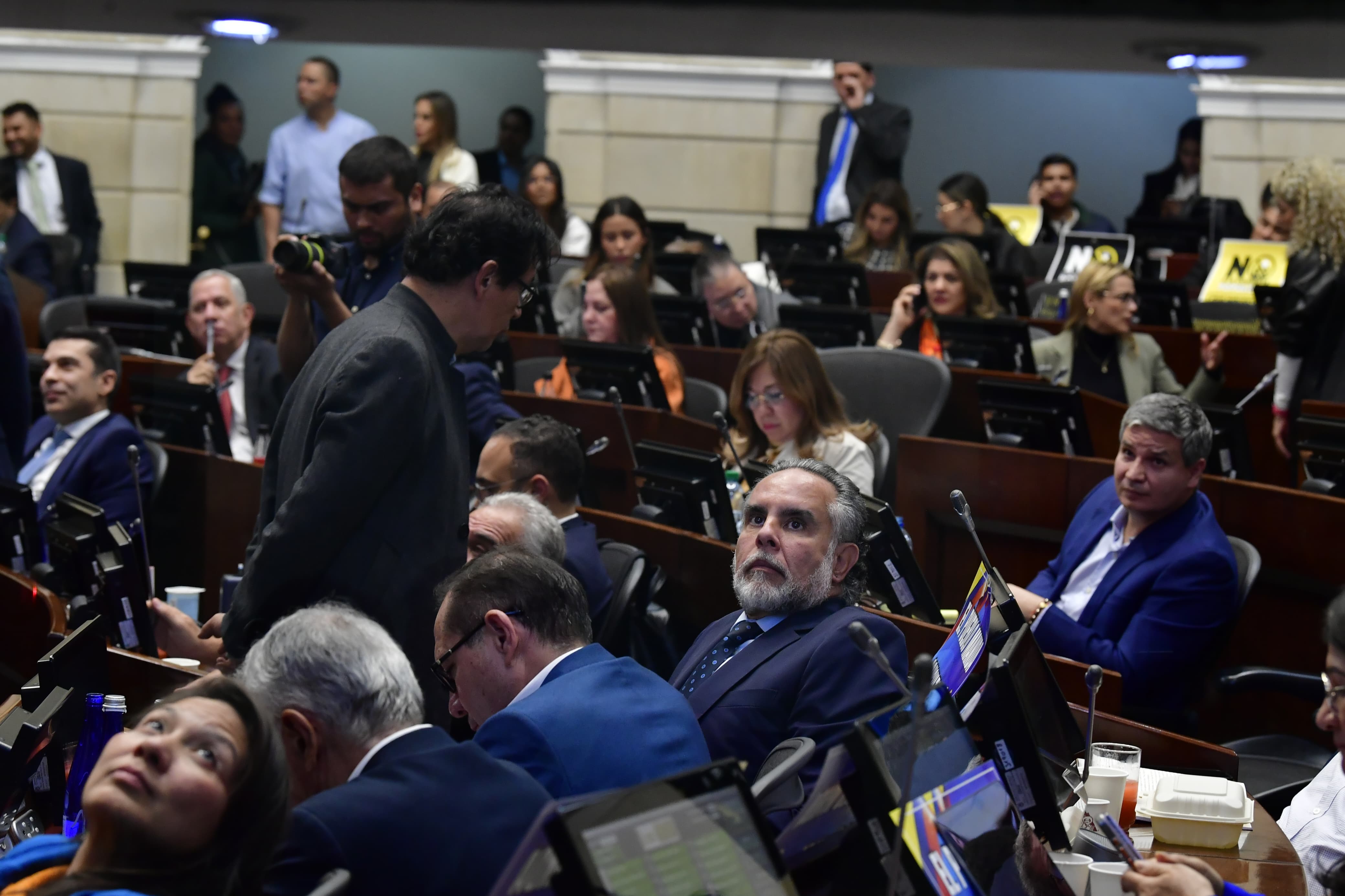 Ministros del Gobierno defendieron ante la plenaria del Senado la consulta popular.