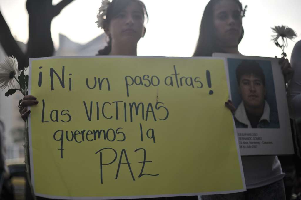 Miles de personas salen a marchar por la paz de Colombia, se congregan en la Plaza de Bolívar, en Bogotá.