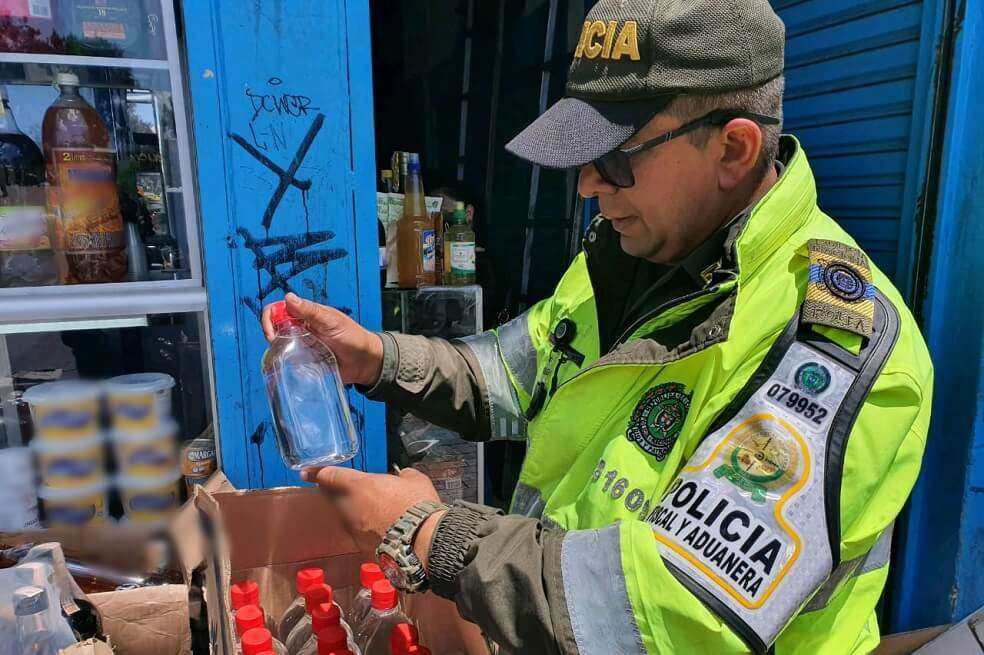 El resultado de la acción policial enciende alarmas pues se encontró alimentos que estaban siendo comercializados con las fechas vencidas, otros sin fechas de vencimiento y sin registro del INVIMA.
/ Cortesía Policía Nacional