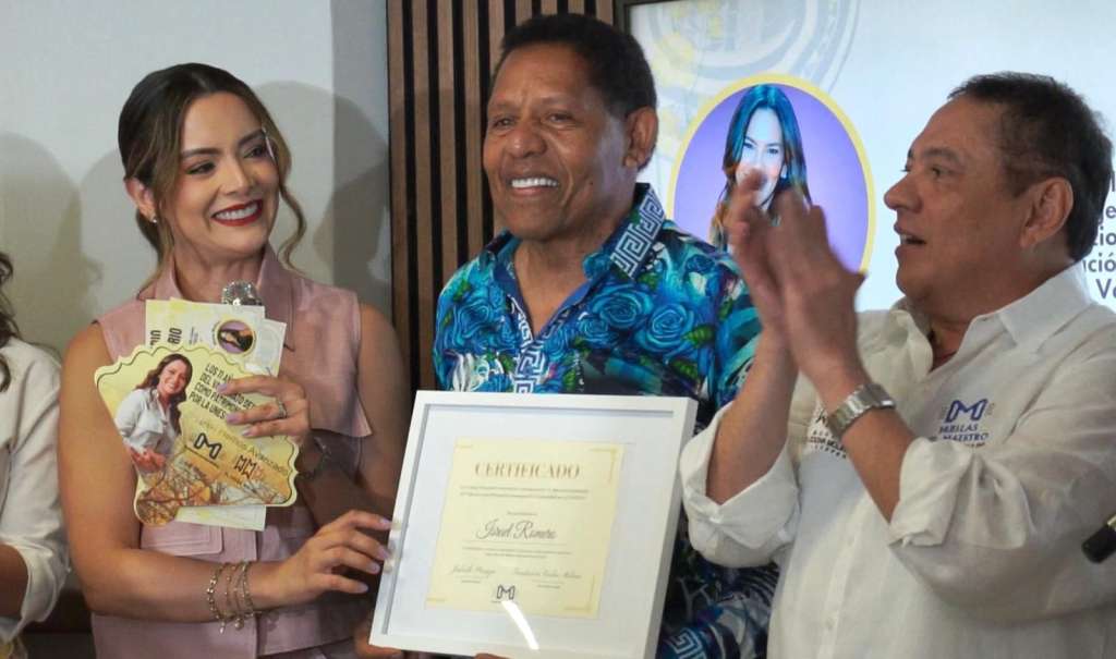 En el evento, se otorgó un reconocimiento especial al maestro Israel Romero, cuya trayectoria ha sido fundamental para salvaguardar la esencia del vallenato