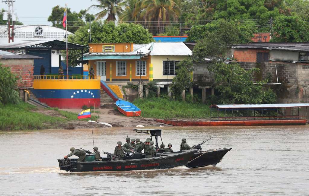 Foto de archivo que muestra a soldados venezolanos patrullando la frontera sobre el río Arauca.