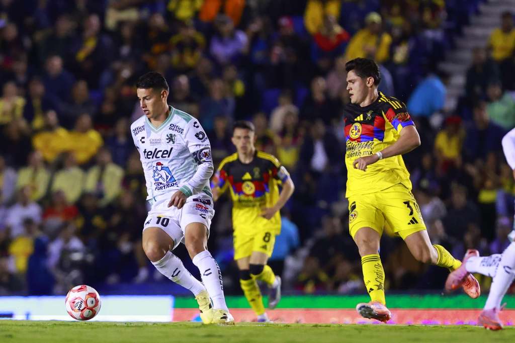 MEX7402. CIUDAD DE MÉXICO (MÉXICO), 01/11/2025.- Israel Reyes (d) de América disputan un balón con James Rodríguez de León este sábado, en un partido de la Liga MX entre América y León en el estadio Ciudad de los Deportes, en la Ciudad de México (México). EFE/ Sáshenka Gutiérrez