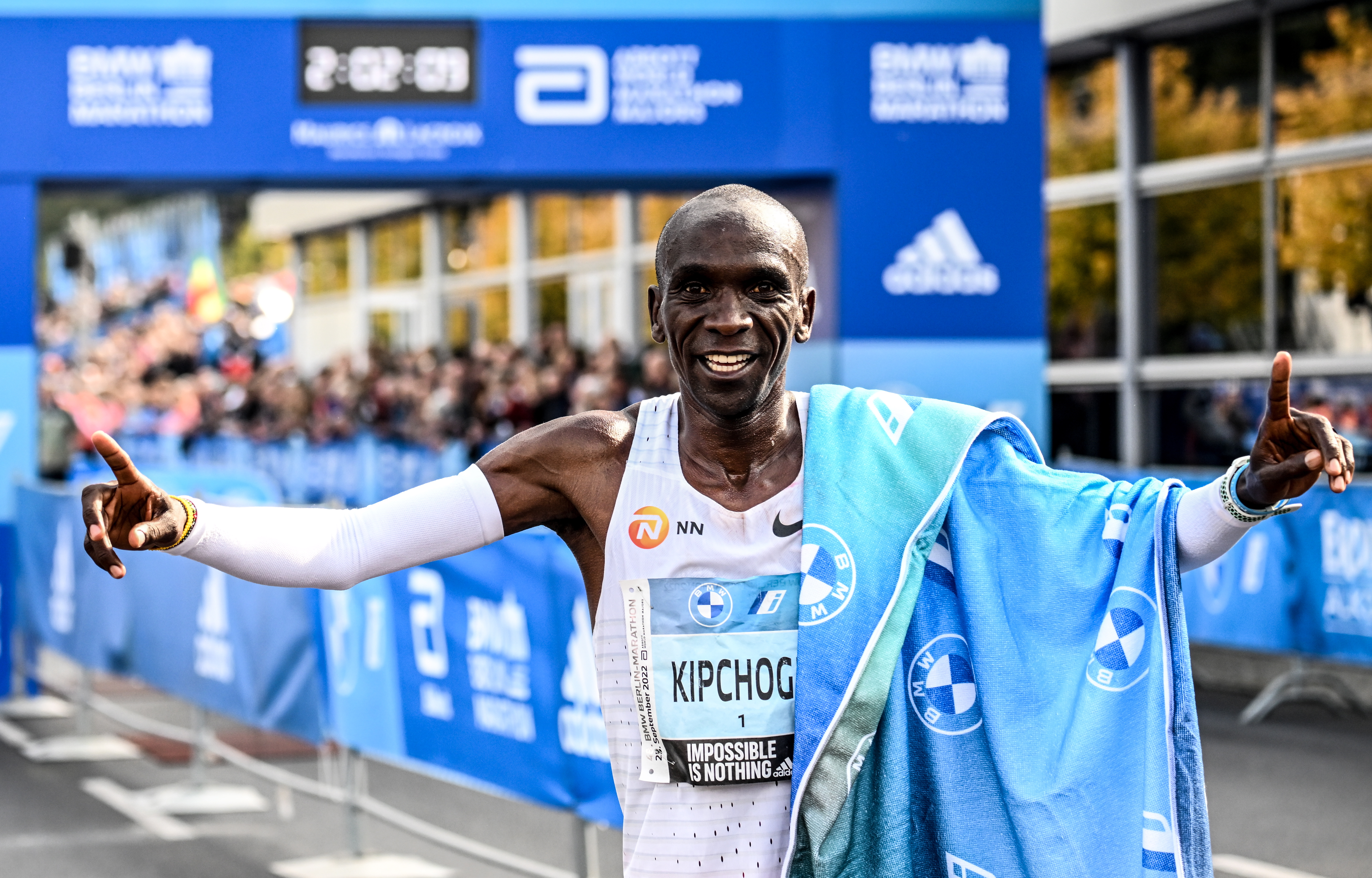 Berlin (Germany), 25/09/2022.- Kenya's Eliud Kipchoge celebrates after winning Berlin Marathon 2022, in Berlin, Germany, 25 September 2022. Kipchoge broke the marathon world record with a time of 2:01.09. (Maratón, Alemania, Kenia) EFE/EPA/FILIP SINGER