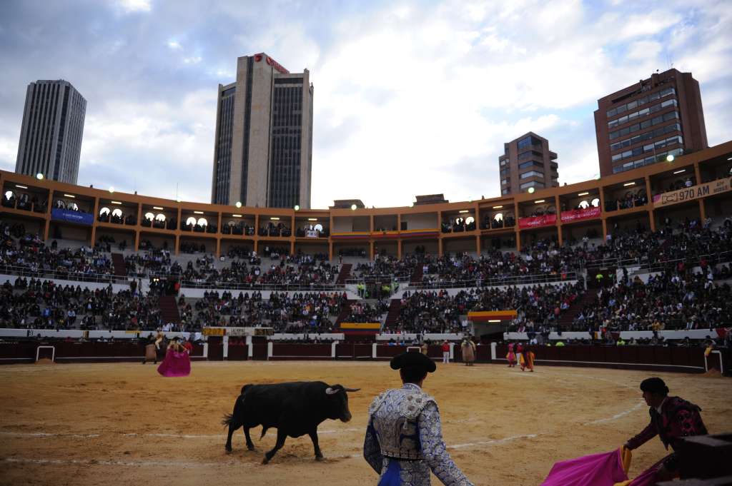 Corrida de toros en la Plaza de Santamaría, rejoneadores, banderilleros y otros aspectos de esta.