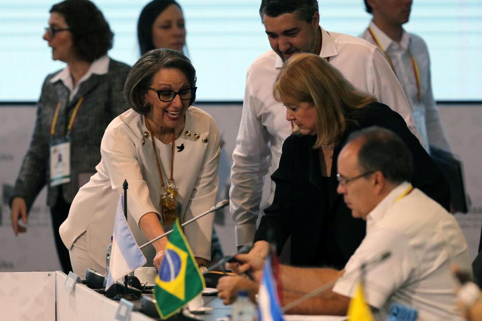La canciller argentina, Susana Malcorra (cen.), durante la Cumbre. / EFE