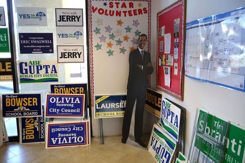 Una imagen del presidente Barack Obama reposa en una esquina de las oficinas demócratas en Pleasanton, California. / AFP