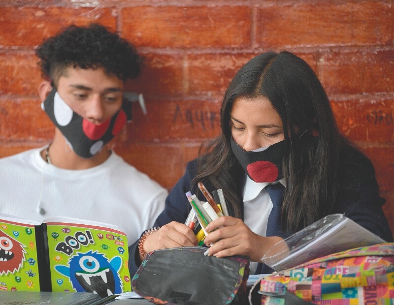 Los estudiantes descansarán en Semana Santa y el próximo 13 de abril se define si vuelven a los colegios. / AFP