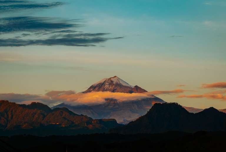 Pico de Orizaba, México: con 5.636 metros de altura, es la montaña más alta de México y uno de los destinos más atractivos para practicar montañismo y alpinismo. Ubicado entre los estados de Veracruz y Puebla, el Parque Nacional Pico de Orizaba también ofrece opciones de senderismo, caminatas y campamentos para quienes quieren disfrutar de sus paisajes de alta montaña sin enfrentar una ascensión profesional.