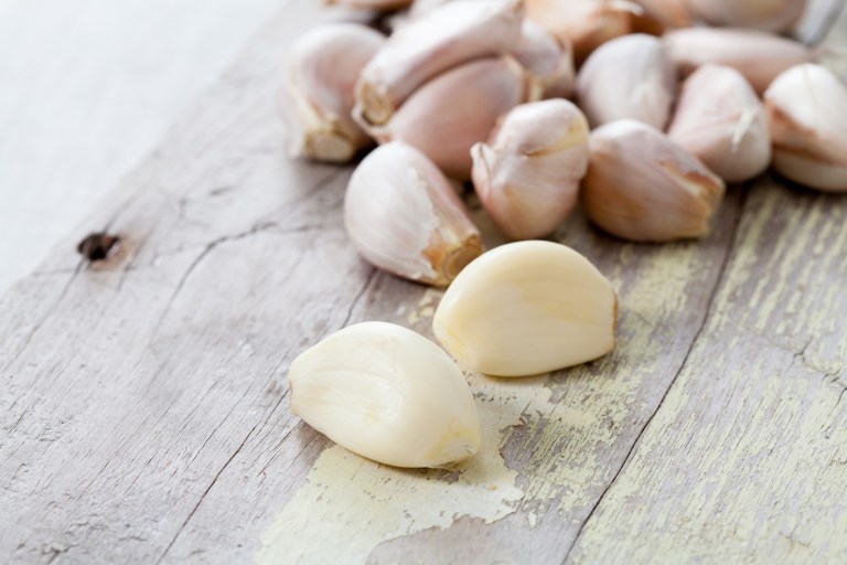 Pasta de ajo hecha en casa: paso a paso para hacerla en horno microondas