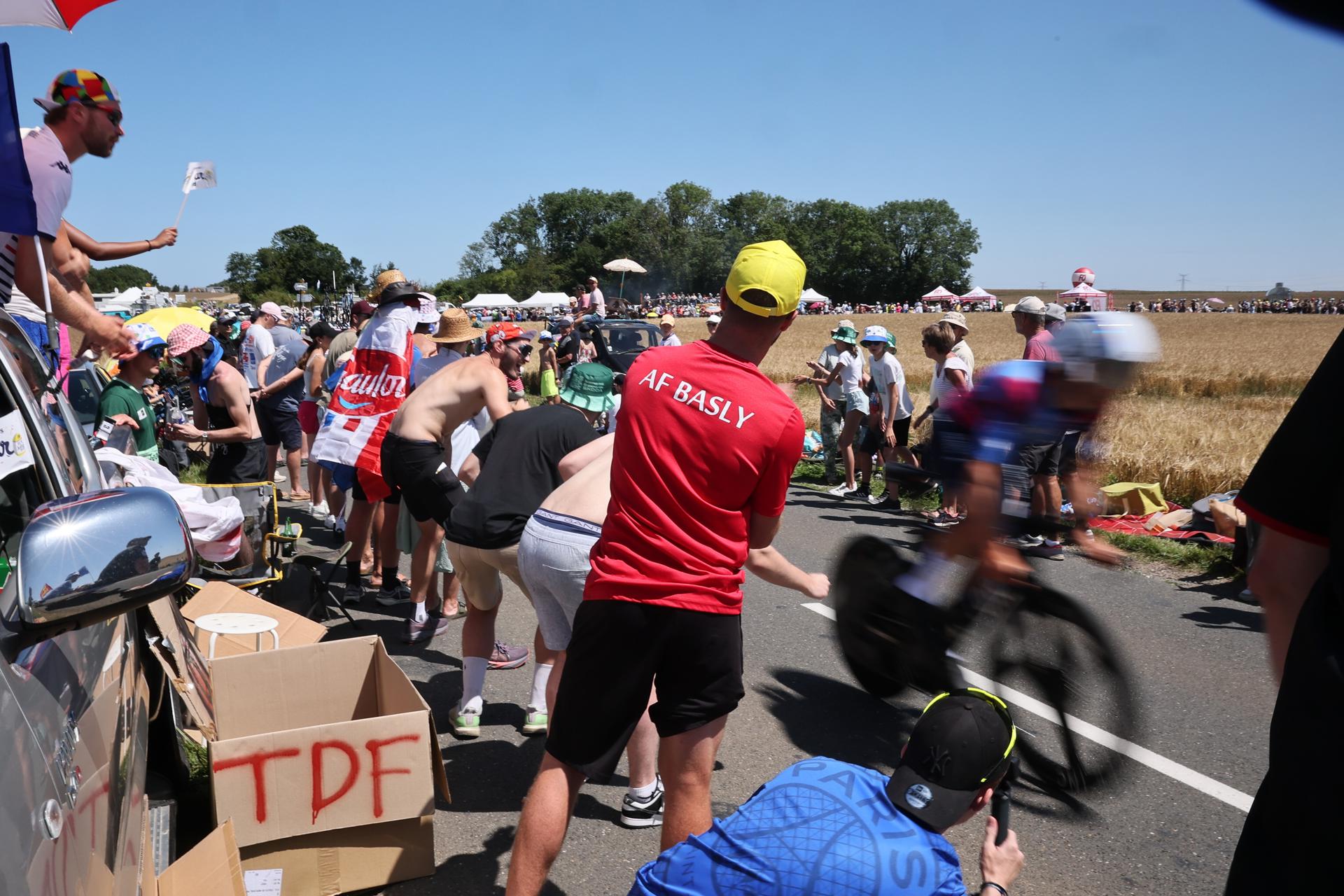 Caen (France), 09/07/2025.- People stand on the side of the road to watch riders in action during the 5th stage of the Tour de France, an Individual Time Trial (ITT) over 33km in Caen, France, 09 July 2025. (Ciclismo, Francia) EFE/EPA/CHRISTOPHE PETIT TESSON
