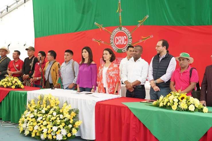 En la firma estuvieron presentes la ministra del Interior, Nancy Patricia Gutiérrez; la ministra de Educación, María Victoria Angulo y el representante legal del CRIC y de la UAIIN, Hermes Evelio Pete Vivas. / Ministerio de Educación.