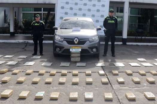Las autoridades encontraron un carro repleto de 'panelas' con marihuana.