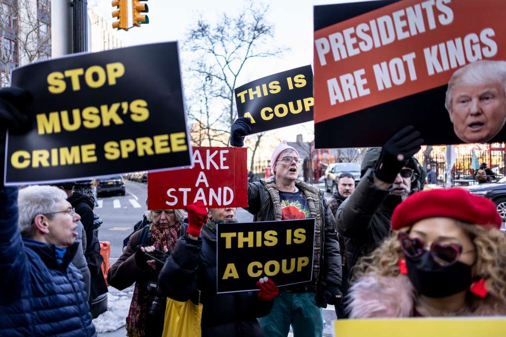 NEW YORK (United States), 14/02/2025.- People gather to protest the Trump administration and support New York Attorney General Letitia James and Connecticut Attorney General William Tong (both not pictured) as they arrive at the United States Federal District Court for the start of arguments in the case against Elon Musk's Department of Government Efficiency (DOGE) in New York, New York, USA, 14 February 2025. Nineteen state attorneys general have filed a lawsuit in an effort to stop DOGE from accessing private information and sensitive data of American citizens at the US Treasury Department. (Protestas, Estados Unidos, Nueva York) EFE/EPA/JUSTIN LANE