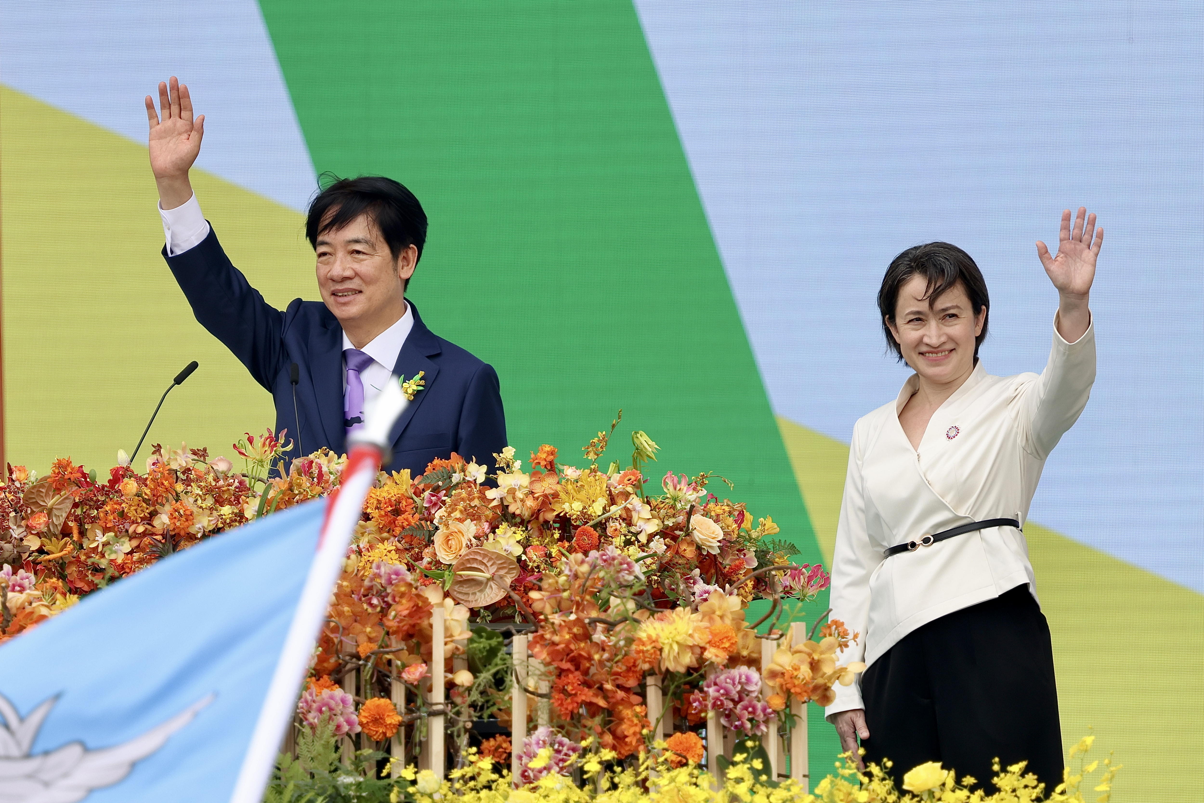 Taipei (Taiwan), 20/05/2024.- Taiwan President William Lai (Lai Ching-te) (L) and Vice President Hsiao Bi-khim (R) wave to the crowd during the Taiwan Presidential Inauguration, in Taipei, Taiwan, 20 May 2024. William Lai (Lai Ching-te) became Taiwan's 16th president on 20 May, taking over incumbent Tsai Ing-wen. EFE/EPA/RITCHIE B. TONGO