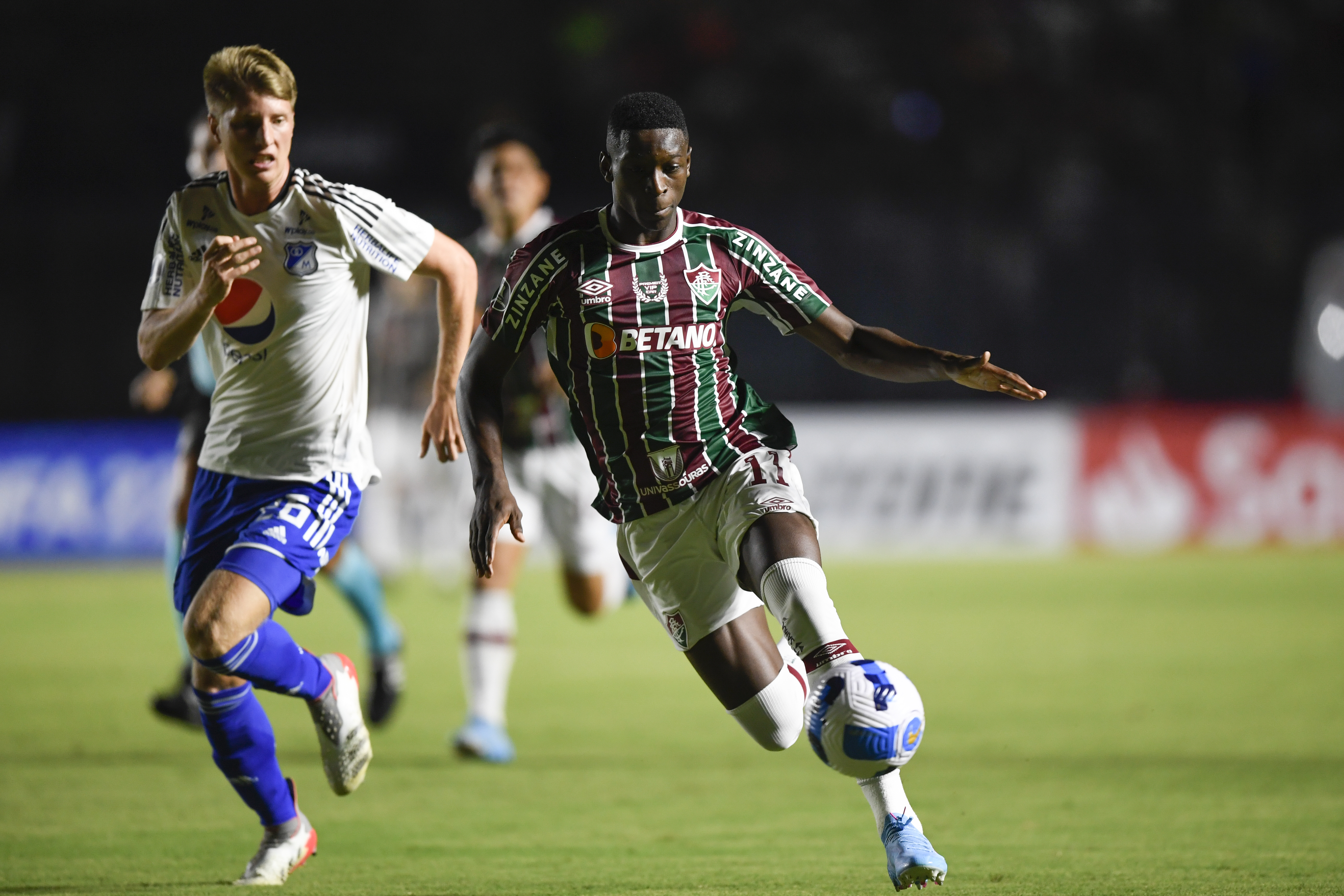 AMDEP7439. RÍO DE JANEIRO (BRASIL), 01/03/2022.-Luiz Henrique (d) de Fluminense disputa un balón con Andrés Llinás de Millonarios hoy, en un partido de la Copa Libertadores entre Fluminense y Millonarios en el estadio Sao Januario en Río de Janeiro (Brasil). EFE/Mauro Pimentel POOL