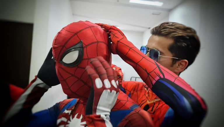 Y es que se ha especulado tanto sobre el elenco que conformará la tercera película protagonizada por Tom Holland, que el bombo alrededor de ella es algo que no se veía desde Vengadores: Endgame, que también fue un fenómeno entre los fanáticos y en taquilla. Las anteriores versiones de Spider-Man estuvieron interpretadas por Tobey Maguire y Andrew Garfield, respectivamente. Es un superhéroe que, aunque ha tenido varias versiones, sigue siendo uno de los más queridos y aclamados por el público.