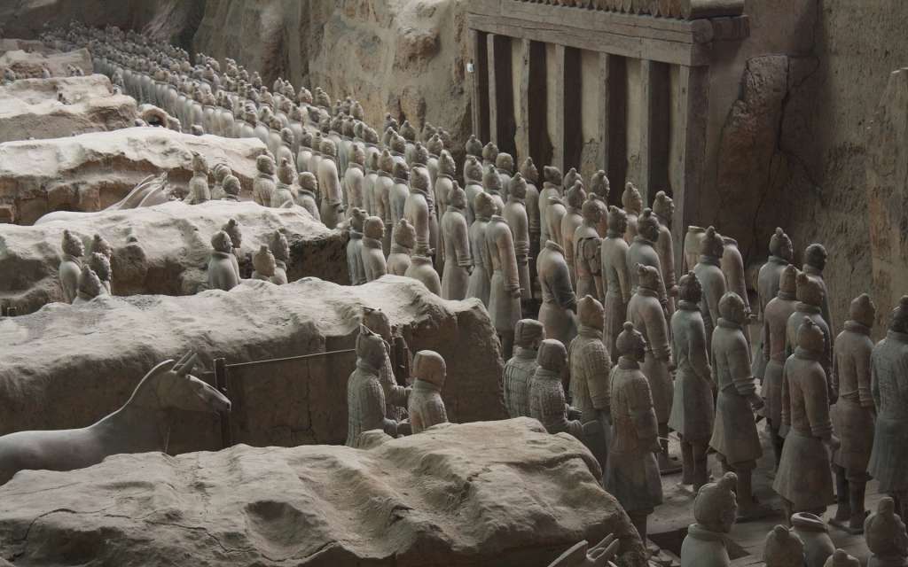 Cientos de soldados terracota se encuentran en el mausoleo del antiguo emperador chino Qin Shi Huang.