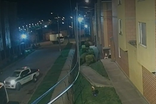 El propietario de un camión que fue robado en vía pública del municipio asegura que, revisando las cámaras de seguridad del sector, se dio cuenta que, uniformados que se movilizaban en un vehículo de la institución presenciaron el hecho sin hacer nada y que, además, habrían escoltado a los delincuentes una vez se llevaron el vehículo de carga.