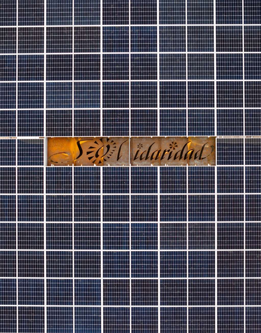 Imagen de los páneles solares instalados en Adjuntas.