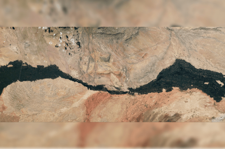 Un astronauta a bordo de la ISS tomó una impresionante foto de una antigua colada de lava que se extiende por el desierto de Nuevo México.
El flujo de lava, conocido como el Carrizozo Malpaís, cubre unos 337 km² y tiene unos 80 km de largo. Desde arriba, el río helado de roca volcánica parece una cicatriz oscura tallada en el desierto circundante.