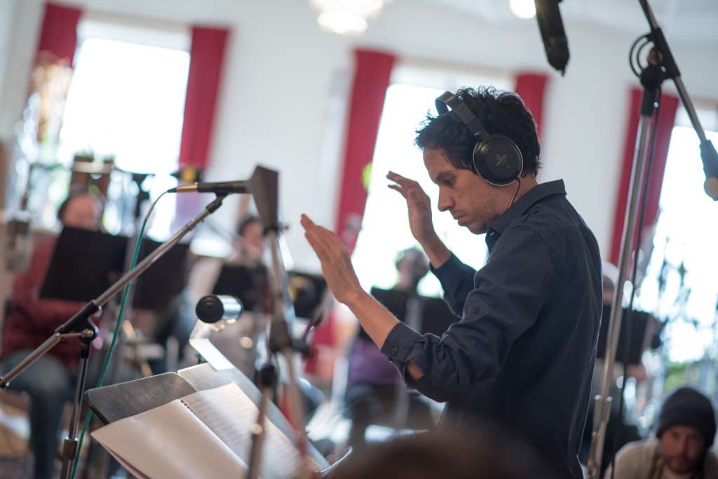 Juan Andrés Ospina es pianista, compositor, arreglista y productor. Se formó como músico en Berklee College of Music, en Boston, Massachusetts. Uno de los más recientes proyectos de su quehacer musical es el disco Tramontana (2018) en el que se estrena como compositor para big band, y como conductor de la misma. / Stella K