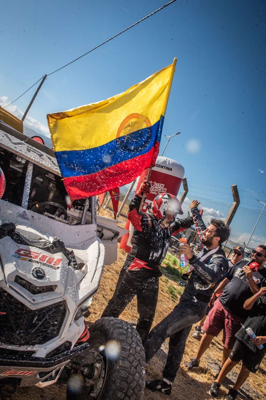 Fernando ‘Tato’ Castelblanco y de su navegante Felipe Sánchez celebran tras su triunfo en el Suramericano Rally Raid de Argentina.