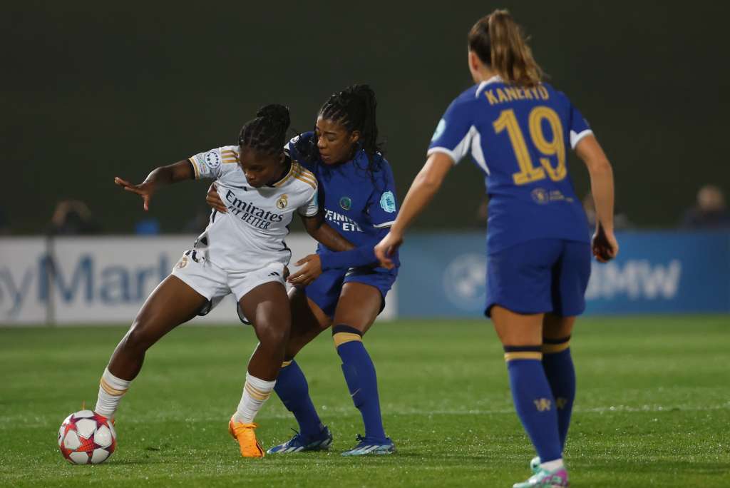 MADRID, 15/11/2023.- La delantera colombiana del Real Madrid, Linda Caicedo (i), protege el balón ante la jugadora del Chelsea durante el encuentro correspondiente a la fase de grupos de la Liga de Campeones Femenina que Real Madrid y Chelsea disputan hoy miércoles en el estadio Alfredo Di Stéfano, en Madrid. EFE/ Juanjo Martín