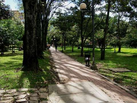 Fotógrafa fue golpeada por ladrones que intentaron robarla en el Parque El Virrey