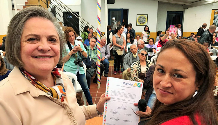 La exministra sigue recorriendo las calles para recoger firmas que avalen su candidatura presidencial. / Prensa Clara López