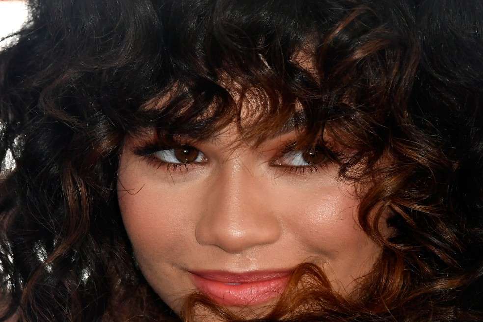 Zendaya y sus crespos. cómo lucir el pelo crespo.