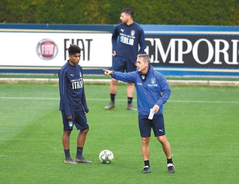 Salcedo (izq.) y Mancini en el microciclo de Italia. / Federación Italiana de Fútbol.