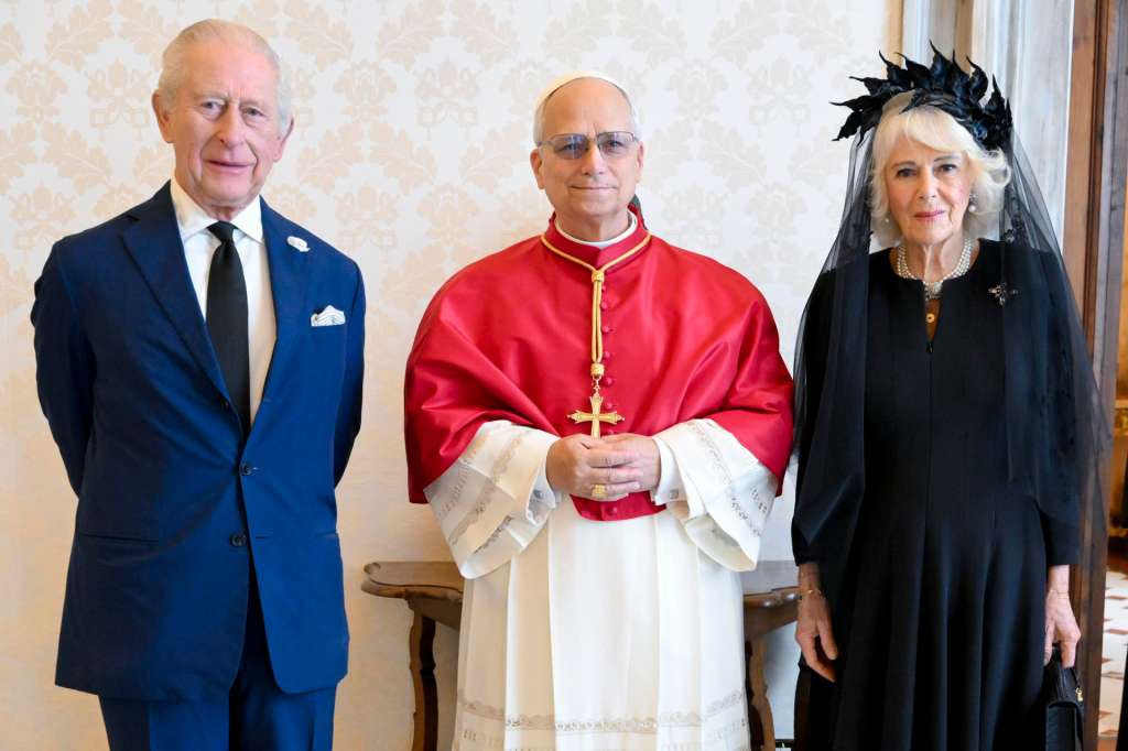 ROMA, 23/10/2025.- Los reyes de Reino Unido, Carlos III y Camila, llegaron este jueves al Vaticano para su reunión con el papa León XIV y la posterior histórica oración ecuménica en la Capilla Sixtina en la que un monarca británico y un pontífice rezarán juntos después de casi 500 años. El cortejo atravesó el Arco de las Campanas, que da acceso a la Ciudad del Vaticano, y llegó al Patio de San Dámaso donde fueron recibidos por el encargado de la Prefectura de la Casa Pontificia, monseñor Leonardo Sapienza, y la Guardia de Honor de la Guardia Suiza. En seguida, se interpretarán los himnos nacionales británico y de la Ciudad del Vaticano. EFE/ Francesco Sforza/vatican Media SOLO USO EDITORIAL/SOLO DISPONIBLE PARA ILUSTRAR LA NOTICIA QUE ACOMPAÑA (CRÉDITO OBLIGATORIO)
