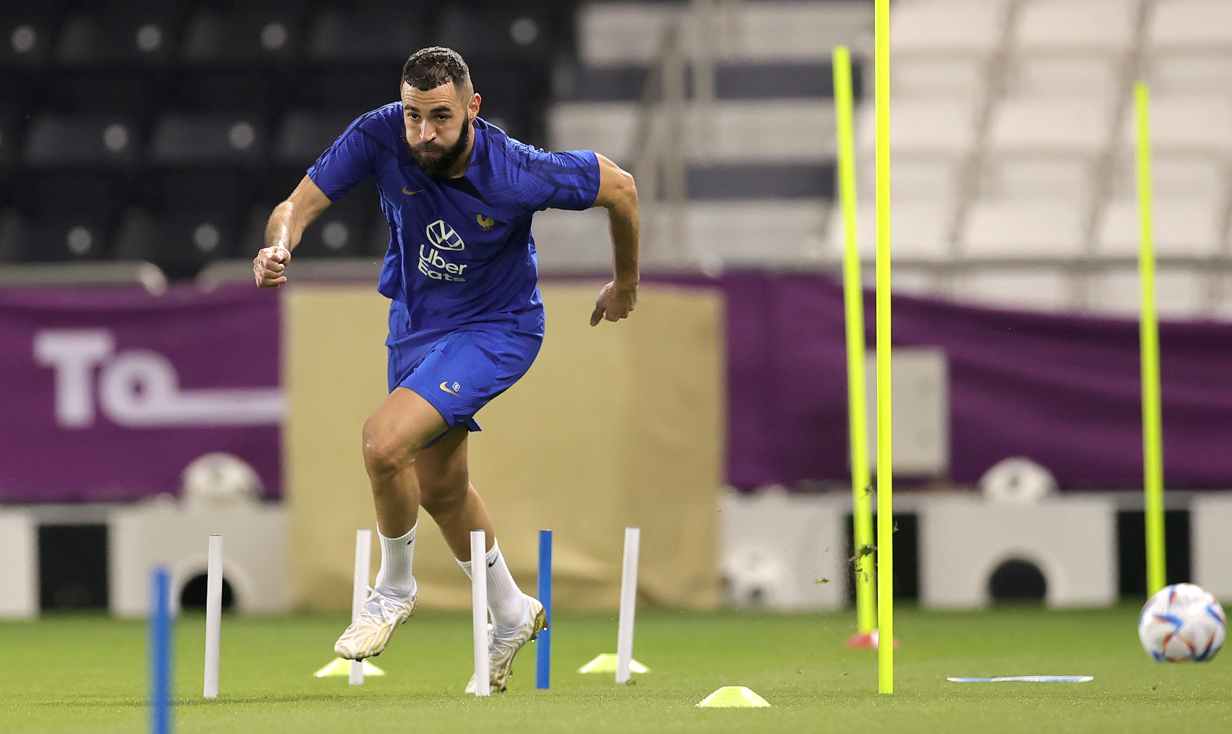 Doha (Qatar), 17/11/2022.- France's Karim Benzema attends his team's training session in Doha, Qatar, 17 November 2022. The FIFA World Cup 2022 will take place from 20 November to 18 December 2022 in Qatar. (Mundial de Fútbol, Francia, Catar) EFE/EPA/FRIEDEMANN VOGEL
