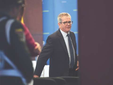 Las preguntas que deja la inversión de cientos de miles de dólares del general (r) Montoya
