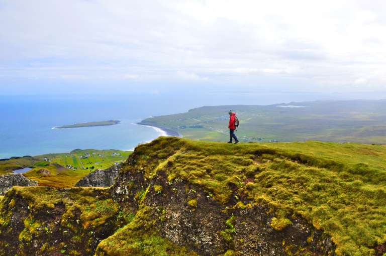 Highlands, Escocia
Aunque las Tierras Altas de Escocia siguen ofreciendo entornos épicos con sinuosos valles, lagos y ríos, el paisaje de este lugar ha cambiado mucho. Antiguamente, los valles y colinas estaban cubiertos de bosques y animales salvajes. Sin embargo, a lo largo de los siglos, la tala y el pastoreo excesivo han modificado la escena local.
En la actualidad, la región de Highlands está siendo sometida a un proceso de renaturalización que pretende recuperar el bucólico paisaje original con fauna y flora autóctonas. Por todo ello, es altamente recomendable visitar esta zona escocesa, concretamente la Reserva Natural de Alladale.
