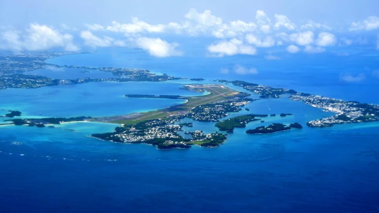 Descubren una enorme capa de roca bajo la corteza oceánica de las Bermudas