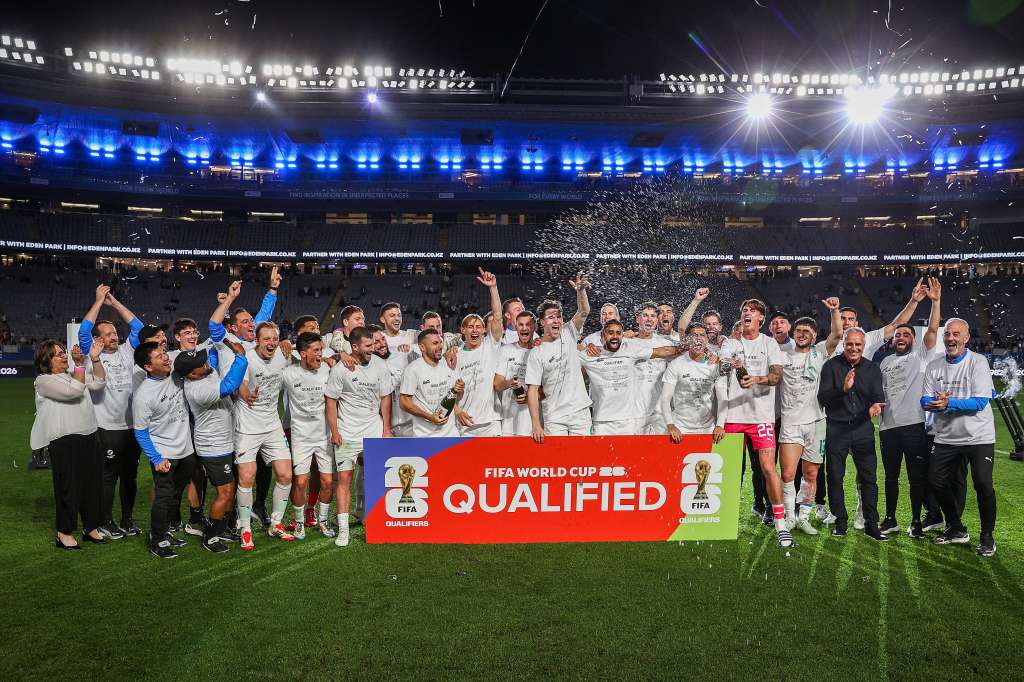 Los jugadores de Nueva Zelanda celebran después de su victoria durante el partido final del grupo de clasificación de Oceanía para la Copa Mundial de la FIFA 2026 entre Nueva Zelanda y Nueva Caledonia en el estadio Eden Park en Auckland el 24 de marzo de 2025.