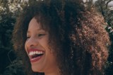 Peinados afro: te contamos cómo hacerlos y los productos que necesitas