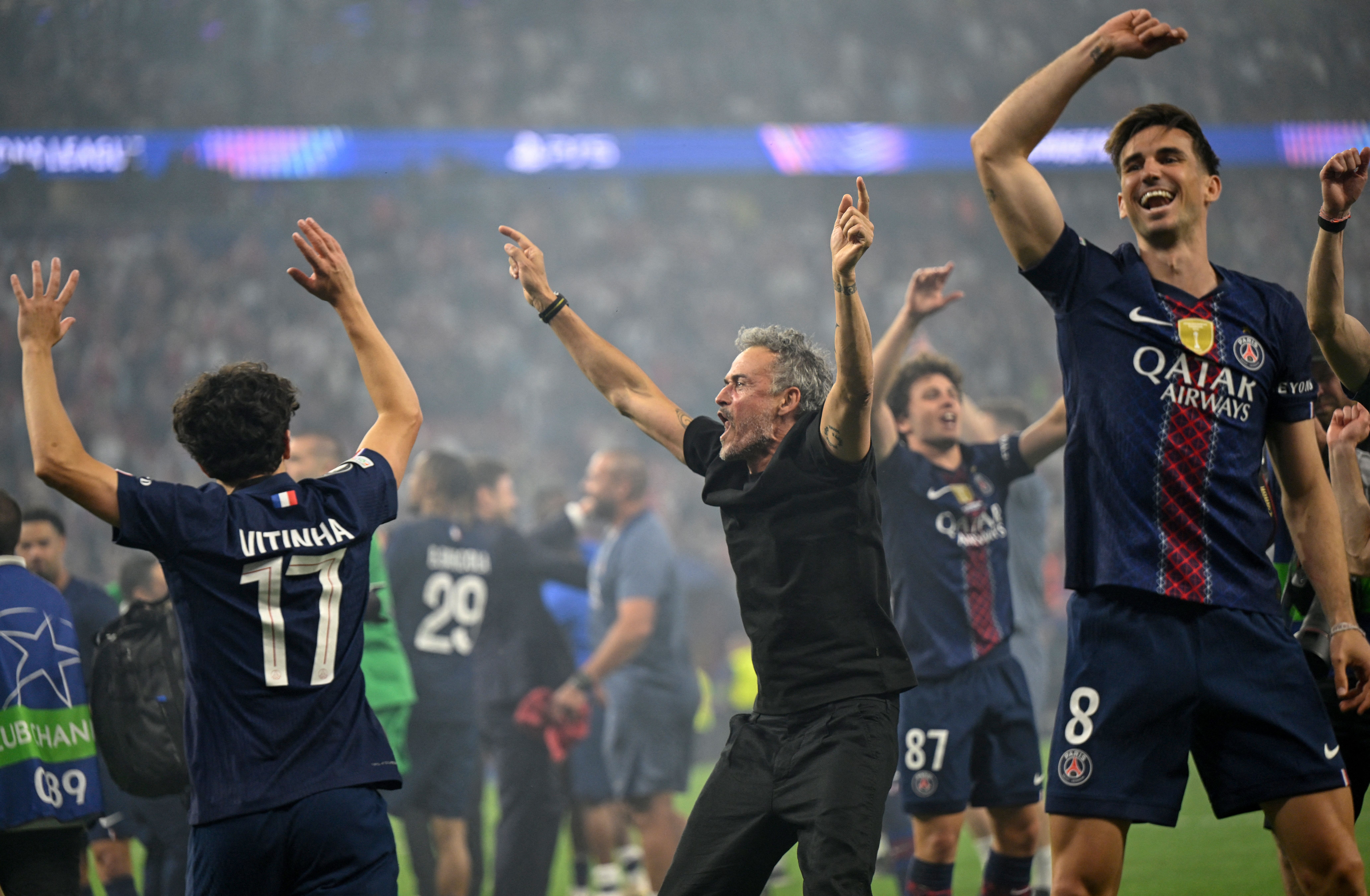 Luis Enrique celebra junto a los jugadores el título de la Champions League.