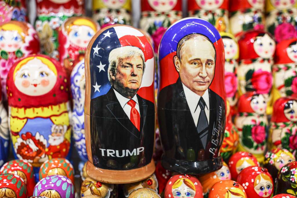 MOSCOW (Russian Federation), 13/02/2025.- Traditional Russian wooden dolls Matryoshka depicting Russian President Vladimir Putin and US President Donald Trump are displayed for sale at a souvenir shop in Moscow, Russia, 13 February 2025. Russia has begun preparing a negotiating group to organize a meeting between the presidents of Russia and the United States, Russian presidential press secretary Dmitry Peskov said. The day before, Putin and Trump had a telephone conversation. (Rusia, Estados Unidos, Moscú) EFE/EPA/MAXIM SHIPENKOV