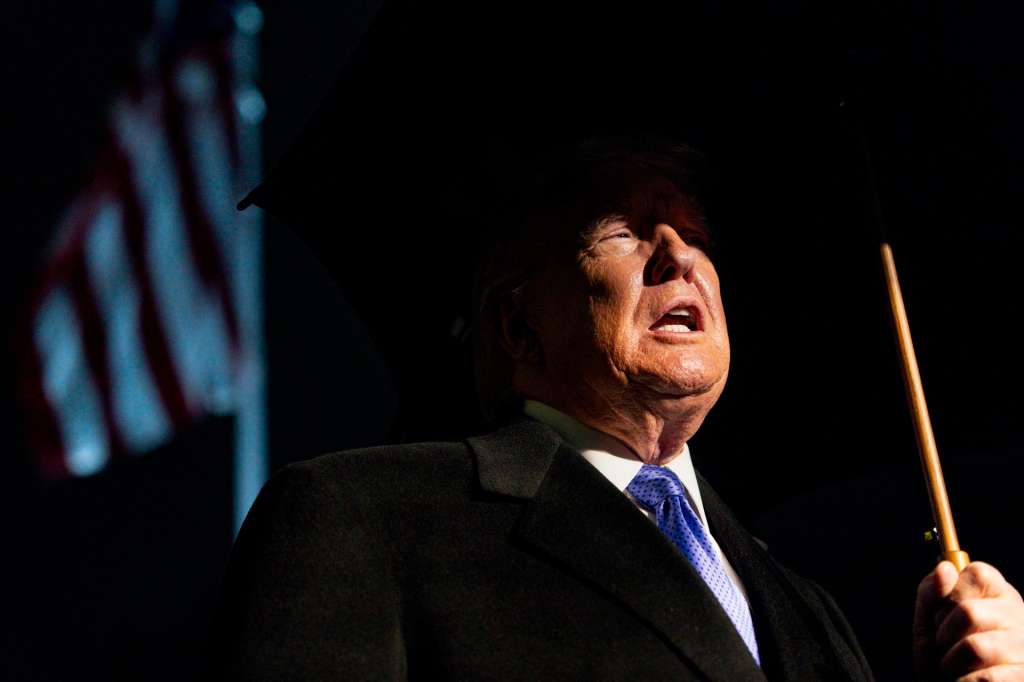WASHINGTON (United States), 10/01/2026.- US President Donald Trump speaks to the press before departing the White House in Washington, DC, USA, 09 January 2026. Trump is traveling to Mar-a-Lago in Palm Beach, Florida to spend the weekend. EFE/EPA/BONNIE CASH / POOL